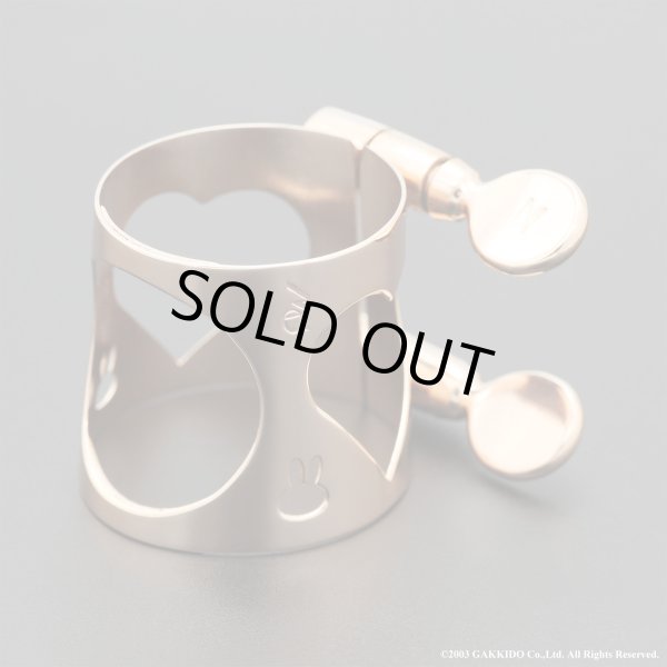 画像1: MOMOLIGA B♭クラリネット用リガチャー 洋白製 横型 Babyうさぎ付きハート型 ピンクゴールドメッキ仕上げ (1)