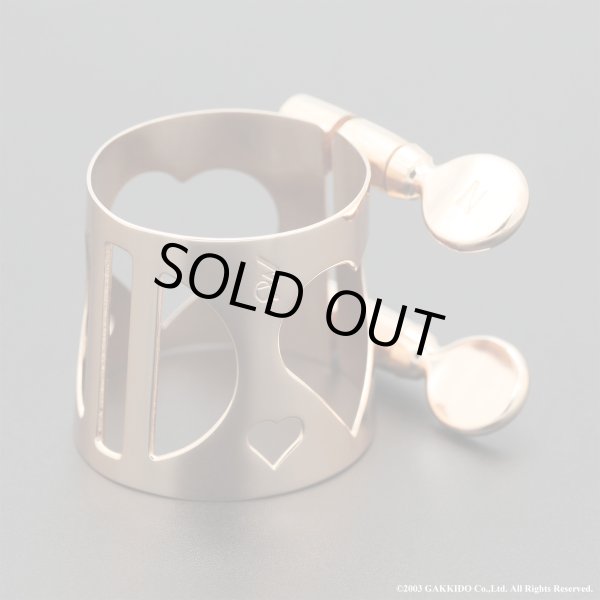 画像1: MOMOLIGA　B♭クラリネット用リガチャー　洋白製　縦型　Babyハート付きハート型　ピンクゴールドメッキ仕上げ (1)